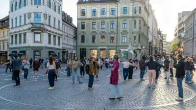 Tu, čisto blizu avtoric Ur&scaron;e Sekirnik in Aje Zupanec je participatorni zvočni sprehod, ki udeležence preko zvočnih navodil vodi po mestu in jih spodbuja k telesnemu, čutnemu in odnosnemu doživljanju javnega prostora. F Matej Tomažin