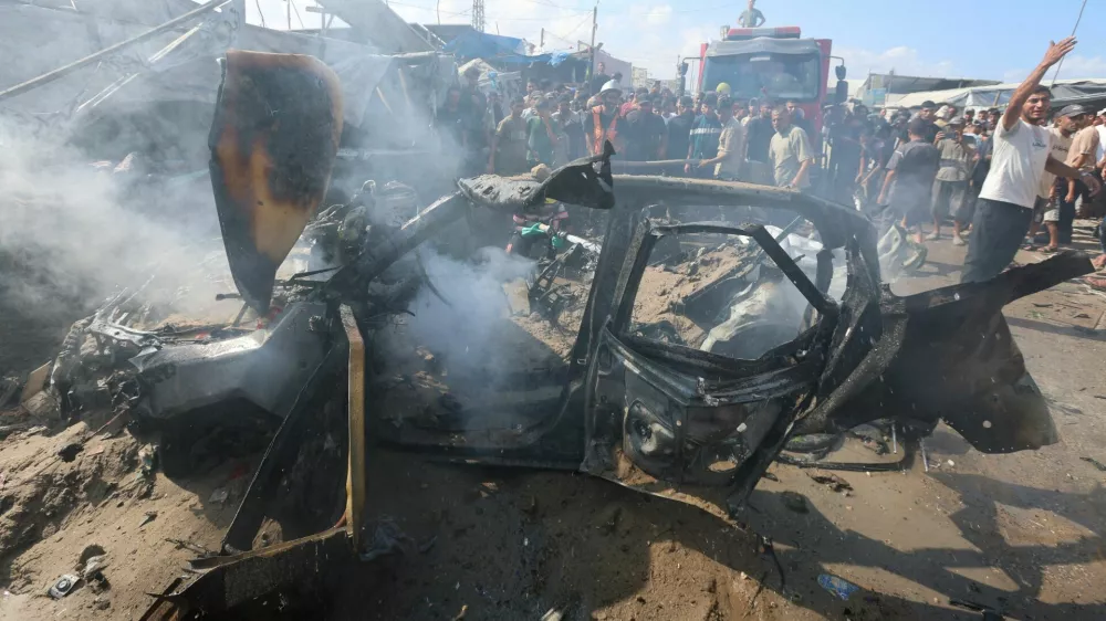 Palestinians inspect a vehicle hit by an Israeli airstrike in Khan Younis in the southern Gaza Strip, September 23, 2026. REUTERS/Ramadan Abed REFILE - CORRECTING LOCATION FROM "GAZA CITY" TO "KHAN YOUNIS, SOUTHERN GAZA STRIP\
