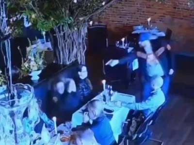 Matthew Exton je aprila 2025 v restavraciji sku&scaron;al ustreliti ženo, a zaradi varovala pi&scaron;tola ni delovala. 