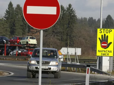 opozorilna tabla - stop - napačna smer - prepovedan promet v eno smer - prometni znak -avtocesta //FOTO: Luka CjuhaOPOMBA: ZA OBJAVO V ČASOPISU DNEVNIK