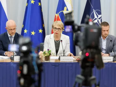 Ljubljana, ministrstvo za obrambo.Novinarska konferenca s predstavitvijo uresnicevanja novele zakona o prikritih vojnih grobiscih in pokopu zrtev.Drzavna sekretarka na ministrstvu za obrambo Vida Cadonic Spelic, v. d. generalnega direktorja direktorata za vojne veterane in vojasko dediscino Klemen Karlin in vodja sektorja za vojne grobove in grobisca Gregor Ivanusic.