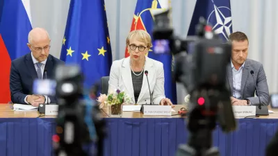 Ljubljana, ministrstvo za obrambo.Novinarska konferenca s predstavitvijo uresnicevanja novele zakona o prikritih vojnih grobiscih in pokopu zrtev.Drzavna sekretarka na ministrstvu za obrambo Vida Cadonic Spelic, v. d. generalnega direktorja direktorata za vojne veterane in vojasko dediscino Klemen Karlin in vodja sektorja za vojne grobove in grobisca Gregor Ivanusic.
