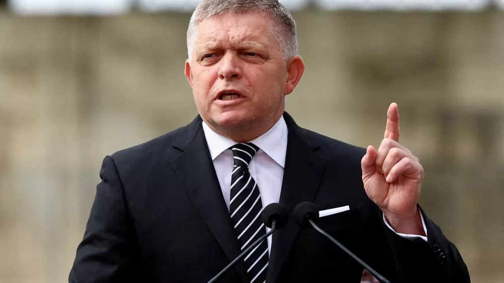FILE PHOTO: Slovak Prime Minister Robert Fico speaks during an event to mark the 130th anniversary of construction of the Maria Valeria Bridge in Esztergom, Hungary, September 28, 2025. REUTERS/Bernadett Szabo/File Photo
