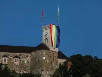 - Mavrična zastava na Ljubljanskem gradu- 14.06.2025. - Parada ponosa 2025.//Foto: Bojan Velikonja