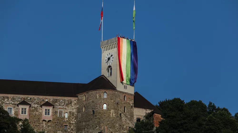 - Mavrična zastava na Ljubljanskem gradu- 14.06.2025. - Parada ponosa 2025.//Foto: Bojan Velikonja