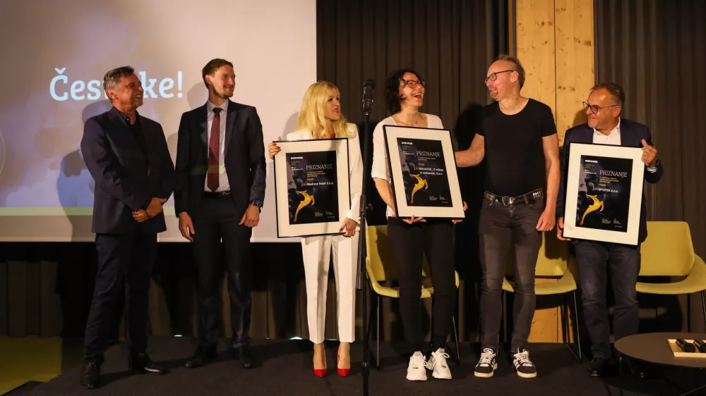 - Simon Mesec Mebor d.o.o.- Ana Gligorijević, Docentric d.o.o.- Jure Leskovec, Docentric d.o.o.- Natalija Kovač, Bledrose hotel,- Iztok Dvoraček, Optotek d.o.o.,- Miran Lesjak, odgovorni urednik Dnevnika,- 02.10.2025. Izbor Gazela Gorenjske regije 2025.//FOTO: Bojan Velikonja