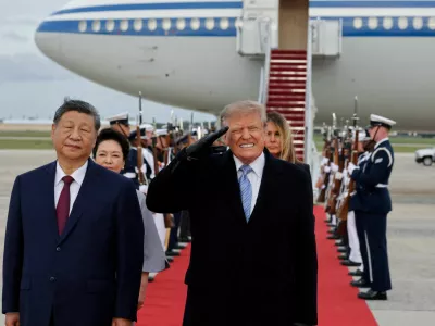 FILE PHOTO: FILE PHOTO: US President Donald Trump salutes next to Chinese President Xi Jinping as he arrives ahead of a state visit at Joint Base Andrews, Maryland, US, September 23, 2026. REUTERS/Jonathan Ernst   TPX IMAGES OF THE DAY/File Photo/File Photo / Foto: Jonathan Ernst