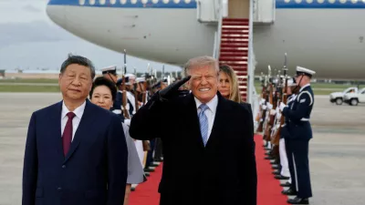 FILE PHOTO: FILE PHOTO: US President Donald Trump salutes next to Chinese President Xi Jinping as he arrives ahead of a state visit at Joint Base Andrews, Maryland, US, September 23, 2026. REUTERS/Jonathan Ernst   TPX IMAGES OF THE DAY/File Photo/File Photo / Foto: Jonathan Ernst