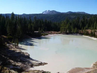 Overlook of Boiling Springs Lake from the trail with Lassen Peak in the distance. / Foto: Foto: National Park Service 