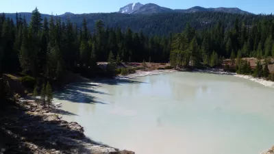 Overlook of Boiling Springs Lake from the trail with Lassen Peak in the distance. / Foto: Foto: National Park Service 
