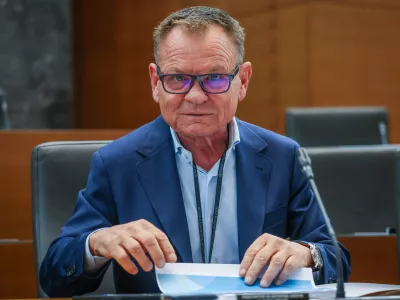 Ljubljana, DZ.Zacetek redne seje DZ z glasovanjem o zahtevi skupine poslank in poslancev, da DZ odloci o odlocitvi kolegija predsednika DZ, da se predlog zakona o spremembah zakona o omejevanju porabe alkohola obravnava po skrajsanem postopku.Minister za notranje zadeve in javno upravo Franci Matoz.