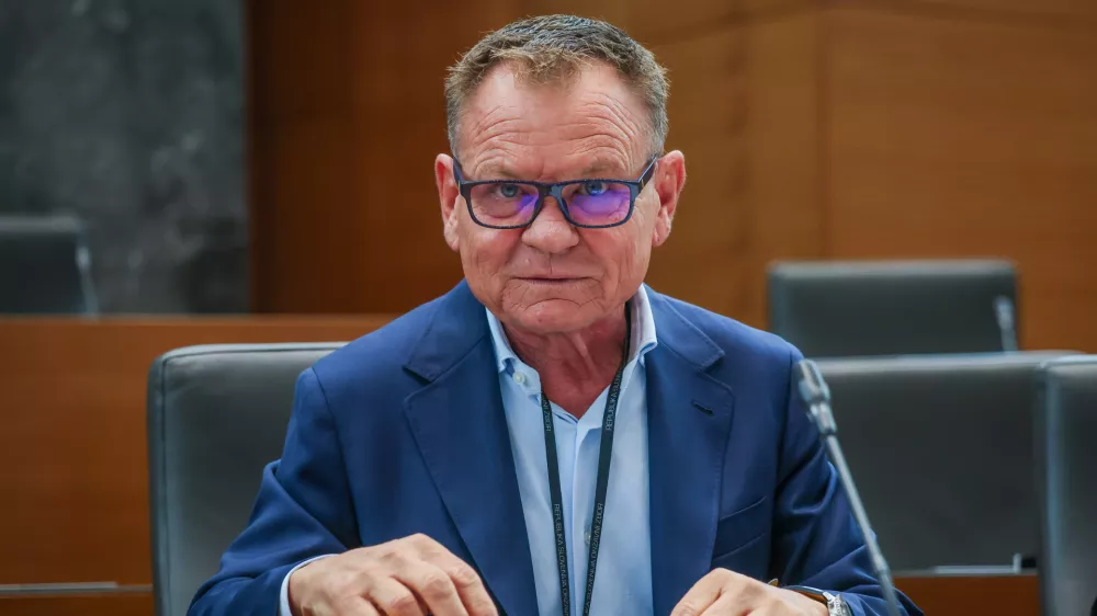 Ljubljana, DZ.Zacetek redne seje DZ z glasovanjem o zahtevi skupine poslank in poslancev, da DZ odloci o odlocitvi kolegija predsednika DZ, da se predlog zakona o spremembah zakona o omejevanju porabe alkohola obravnava po skrajsanem postopku.Minister za notranje zadeve in javno upravo Franci Matoz.