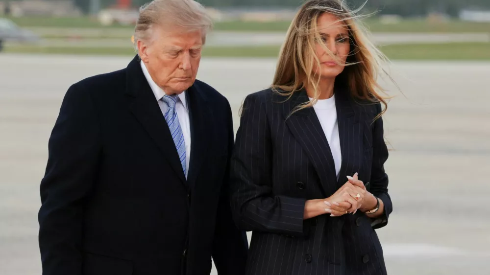 US President Donald Trump and first lady Melania Trump walk as Chinese President Xi Jinping and his wife Peng Liyuan arrive ahead of a state visit at Joint Base Andrews, Maryland, US, September 23, 2026. REUTERS/Jonathan Ernst
