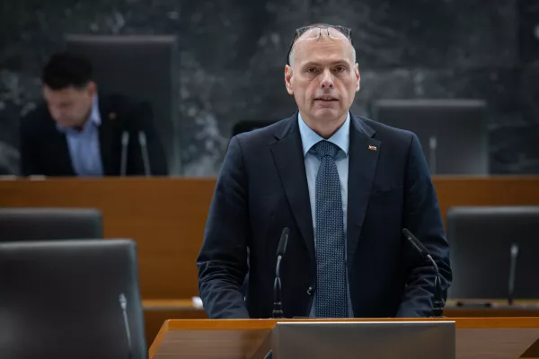 Ljubljana, DZ.Nadaljevanje redne seje DZ, na kateri so med drugim obravnavali predlog zakona o specializiranih organih za obravnavo korupcijskih kaznivih dejanj in organiziranega kriminala, novelo kazenskega zakonika ter predlog o dopolnitvah zakona o praznikih in dela prostih dnevih v RS.Minister za pravosodje Mihael Zupancic.
