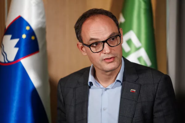Ljubljana, ministrstvo za gospodarstvo.Novinarska konferenca ministrstva za gospodarstvo, delo in sport ob prvih 100 dneh delovanja vlade.Minister za gospodarstvo Anze Logar.