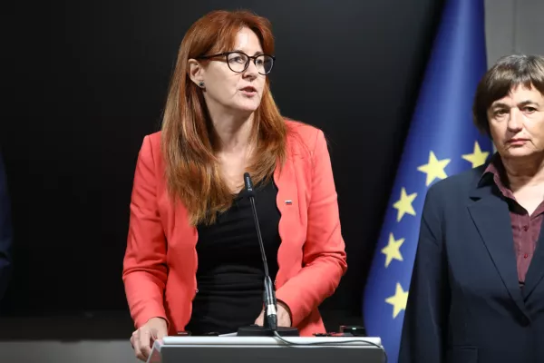 Andreja Katič in Nata&scaron;a Sukič21.9.2026 - novinarska konferenca poslanskih skupin Svoboda, SD in Levica ob vložitvi interpelacije ministra za zunanje in evropske zadeve Toneta Kajzerja. Interpelacija Tone KajzerFoto: Luka Cjuha