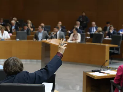 Simbolična fotografija - dvig roke21.9.2026 - začetek redne seje DZ z glasovanjem o zahtevi skupine poslank in poslancev, Državni zbor redna sejaFoto: Luka Cjuha