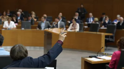 Simbolična fotografija - dvig roke21.9.2026 - začetek redne seje DZ z glasovanjem o zahtevi skupine poslank in poslancev, Državni zbor redna sejaFoto: Luka Cjuha