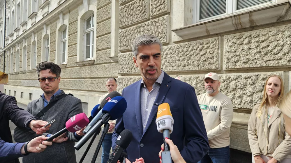 Maribor.Oddaja podpisov za vlozitev kandidature Bora Greinerja za zupana Mestne obcine Maribor.Kandidat Bor Greiner.