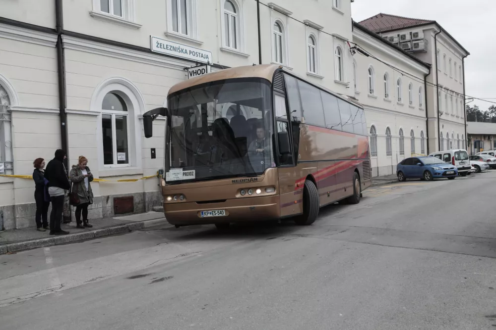 želežni&scaron;ka postaja Postojna, nadomestni avtobustni prevoz - avtobus  ///FOTO: Luka CjuhaOPOMBA: ZA OBJAVO V PRILOGI &ndash; DNEVNIKOV OBJEKTIV - REPORTAŽA 2014.