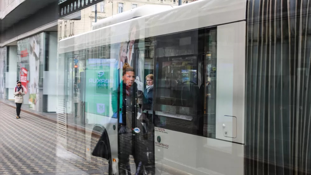 - 13.03.2019 - simbolična fotografija &ndash; pokojninska reforma - starej&scaron;i občani, upokojenci, pokojnine, stari &ndash; mladi - staranje prebilvavstva, generacija, Ljubljanski potni&scaron;ki promet (LPP) - mestni avtobus //FOTO: Bojan Velikonja