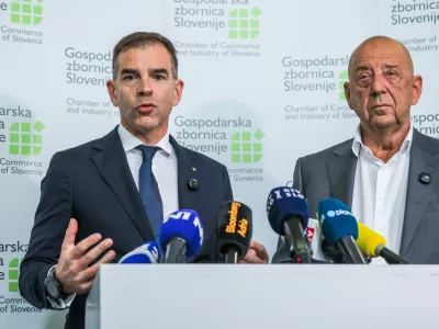 Ljubljana, GZS.Izjava za medije po zaprti seji upravnega odbora GZS, na kateri so clani razpravljali o aktualnih razmerah v gospodarstvu, pricakovanjih podjetij ter ukrepih, ki jih vlada nacrtuje na podrocju gospodarstva in trga dela v tem in prihodnjem letu.Drzavni sekretar na ministrstvu za gospodarstvo, delo in sport Leon Korosec in predsednik GZS Tibor Simonka.