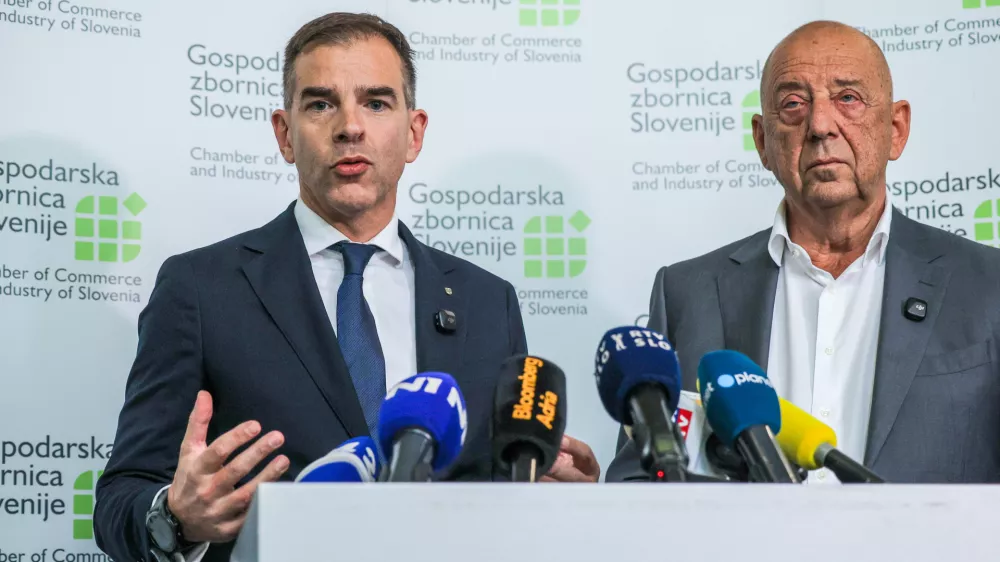 Ljubljana, GZS.Izjava za medije po zaprti seji upravnega odbora GZS, na kateri so clani razpravljali o aktualnih razmerah v gospodarstvu, pricakovanjih podjetij ter ukrepih, ki jih vlada nacrtuje na podrocju gospodarstva in trga dela v tem in prihodnjem letu.Drzavni sekretar na ministrstvu za gospodarstvo, delo in sport Leon Korosec in predsednik GZS Tibor Simonka.