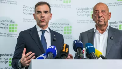 Ljubljana, GZS.Izjava za medije po zaprti seji upravnega odbora GZS, na kateri so clani razpravljali o aktualnih razmerah v gospodarstvu, pricakovanjih podjetij ter ukrepih, ki jih vlada nacrtuje na podrocju gospodarstva in trga dela v tem in prihodnjem letu.Drzavni sekretar na ministrstvu za gospodarstvo, delo in sport Leon Korosec in predsednik GZS Tibor Simonka.
