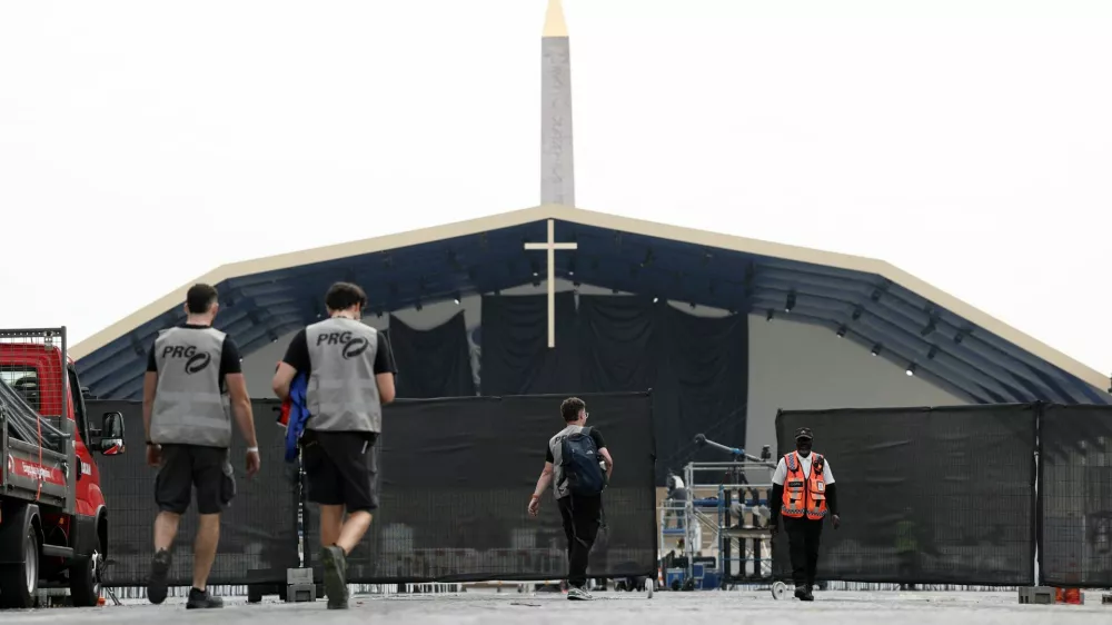 Workers set up infrastructure for an open-air Mass to be celebrated by Pope Leo at the Place de la Concorde in Paris on the eve of his four-day apostolic journey to France, September 24, 2026. REUTERS/Benoit Tessier