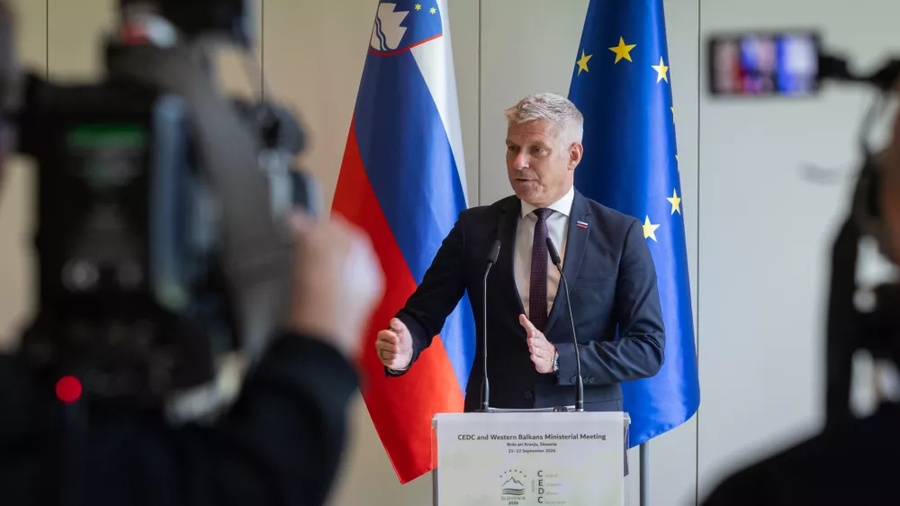 Brdo pri Kranju, Kongresni center Brdo.Zasedanje ministrov za obrambo pobude CEDC in drzav zahodnega Balkana.Izjava obrambnega ministra Valentina Hajdinjaka po koncu zasedanja.
