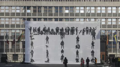 - 20.12.2021 &ndash; Parlament &ndash; Državni zbor (DZ) - in&scaron;talacija na Trgu republike ob interpelaciji notranjega ministra Ale&scaron;a Hojsa - veliko platno, na katerem so upodobljeni policisti, ti pa ponazarjajo vhodni portal državnega zbora - del projekta Paviljon demokracije, v katerega je vključen tudi In&scaron;titut za kulturne in spominske &scaron;tudije ZRC Sazu, - simbolična fotografija &ndash; policija, policijski psi, protestniki/FOTO: Jaka Gasar
