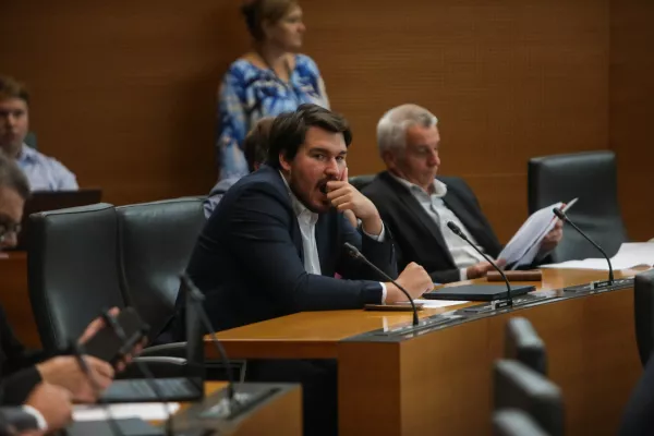 - Luka Simonič, SDS,- 18.09.2026. - Izredna seja DZ RS, na kateri s obravnavali predlog zakona o začasnih ukrepih za učinkovitej&scaron;e izvajanje sistema dolgotrajne oskrbe.//FOTO: Bojan Velikonja