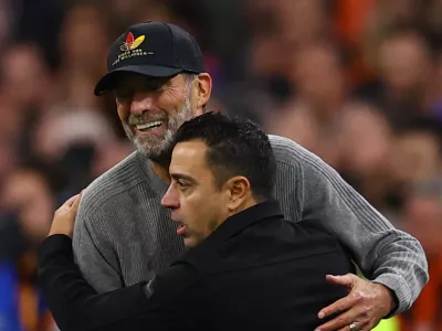 Soccer Football - Nations League - Group B - Netherlands v Germany - Johan Cruijff Arena, Amsterdam, Netherlands - September 24, 2026 Germany coach Jurgen Klopp embraces Netherlands coach Xavi Hernandez at the end of the match REUTERS/Piroschka Van De Wouw