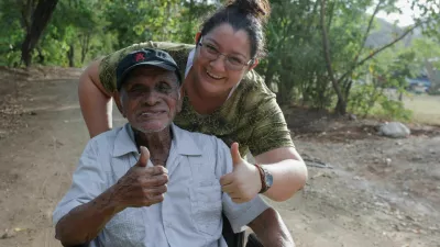 Jose Flores, a former farmer whose family says he is 119 years old and could be recognized as the world's oldest living man pending verification of his birth date, and his granddaughter, Hellen Flores, give a thumbs-up as she pushes him in a wheelchair near their home in Sardinal, Costa Rica, September 5, 2026. REUTERS/Mayela Lopez / Foto: Mayela Lopez