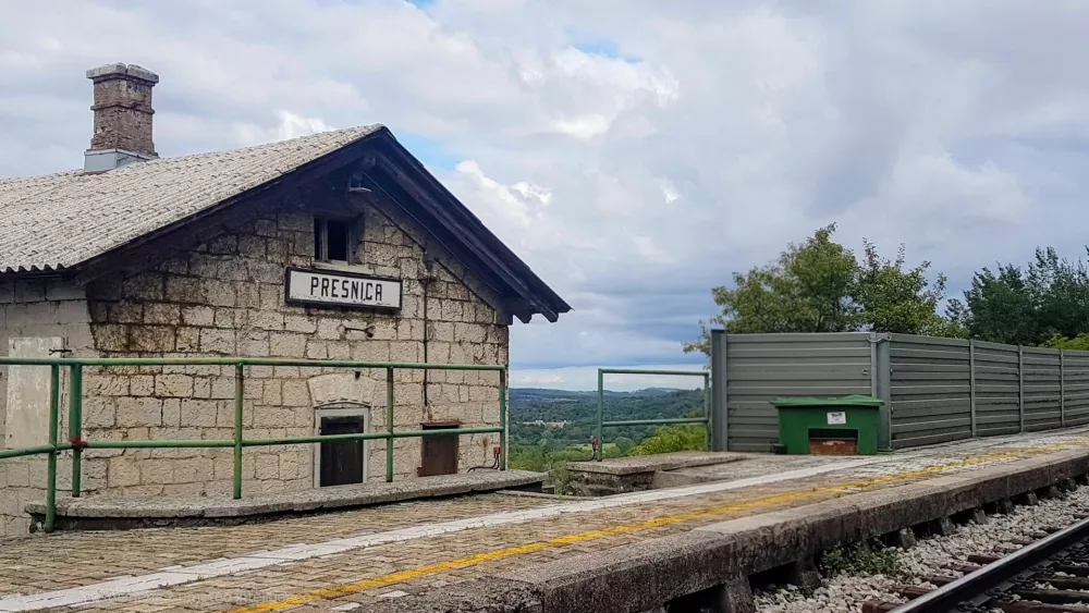 Po železni&scaron;ki postaji se Pre&scaron;nica Istrska proga iz leta 1876 nadaljuje proti Podgorju, Zazidu in Rakitovcu ter naprej v hrva&scaron;ko Istro do Pulja. Proti Kopru pa se v Pre&scaron;nici odcepi proga do Kopra, ki so jo zgradili leta 1967. / Foto: Katja Gle&scaron;čič