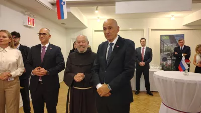 ZDA, New York.Sprejem za ameriske Slovence v New Yorku, ki se ga je udelezil tudi predsednik vlade Janez Jansa.Pater Martin Krizolog in premier Janez Jansa.