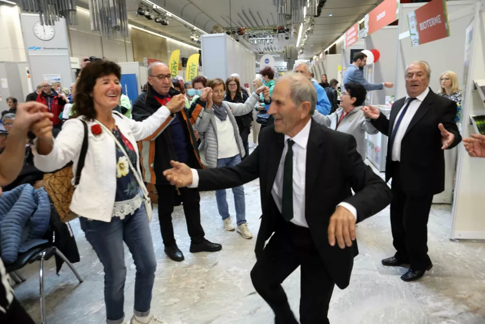 - simbolična fotografija: starostniki &ndash; starej&scaron;i &ndash; aktivno staranje - ples- 28.09.2022 &ndash; 21. Festival za tretje življenjsko obdobje 2022 pod geslom Vsi smo ena generacija! //FOTO: Tomaž Skale