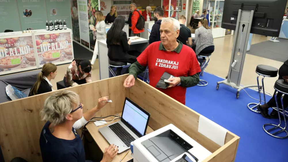 - simbolična fotografija: starostniki &ndash; starej&scaron;i &ndash; aktivno staranje - napis na majici Zakorakaj k zdravju!- 27.09.2022 &ndash; 21. Festival za tretje življenjsko obdobje 2022 pod geslom Vsi smo ena generacija! &ndash; //FOTO: Tomaž Skale