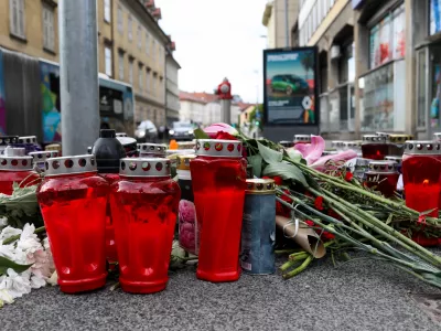 - 19.05.2026. - Prižgane sveče na križi&scaron;ču Poljanske in Kopitarjeve ulice kjer se je zgodila prometna nesreča s smrtnim izidom, ko je mestni avtobus LPP do smrti povozil mladoletno dekle.//FOTO: Bojan Velikonja
