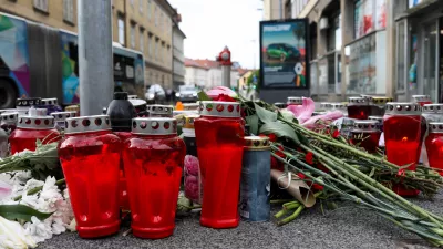 - 19.05.2026. - Prižgane sveče na križi&scaron;ču Poljanske in Kopitarjeve ulice kjer se je zgodila prometna nesreča s smrtnim izidom, ko je mestni avtobus LPP do smrti povozil mladoletno dekle.//FOTO: Bojan Velikonja
