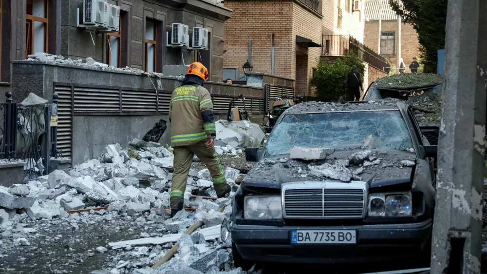 A firefighter walks at the site of a Russian drone strike, amid Russia's attack on Ukraine, in Kyiv, Ukraine September 25, 2026. REUTERS/Gleb Garanich