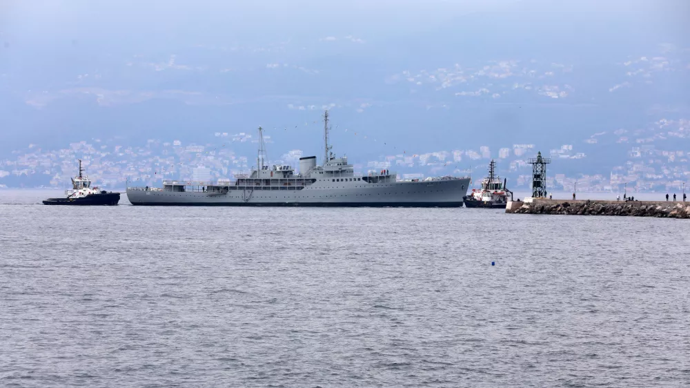 10.02.2025., Rijeka - Brod galeb dotegljen je iz Kraljevickog brodogradilista Dalmont u rijecku luku gdje je privezan uz lukobran Mololongo. Photo: Goran Kovacic/PIXSELL