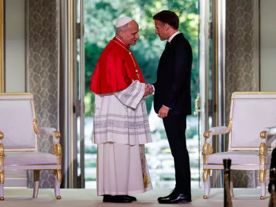 French President Emmanuel Macron welcomes Pope Leo XIV to the Elysee Palace in Paris, Friday, Sept. 25, 2026. (Benoit Tessier/Pool Photo via AP)