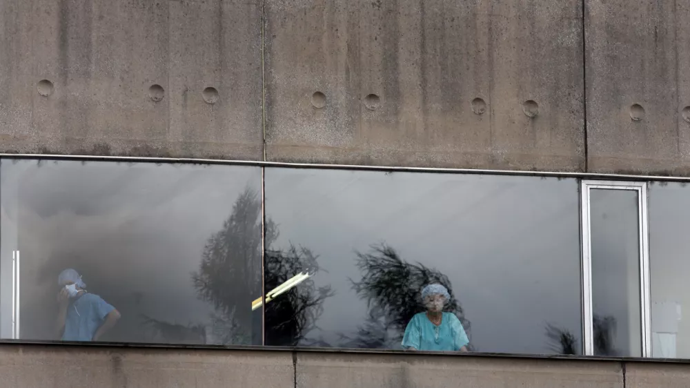 Klinični center, zdravniki, medicinske sestre, za&scaron;čitna maska - ilustrativna fotografija, // FOTO: Luka CjuhaOPOMBA: ZA OBJAVO V ČASOPISU DNEVNIK