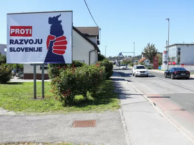 25.09.2026. Predreferendumski sporni plakat, predmet tožbe sindikatov zaradi plagiatorstva. 