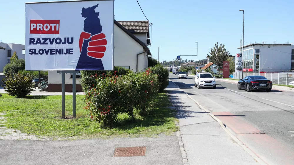 25.09.2026. Predreferendumski sporni plakat, predmet tožbe sindikatov zaradi plagiatorstva. 
