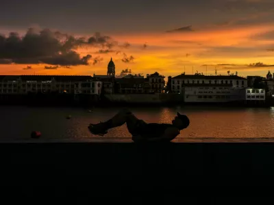 A man stretches after working out as the sun sets in Panama City, Tuesday, Sept. 22, 2026. (AP Photo/Matias Delacroix) / Foto: Matias Delacroix