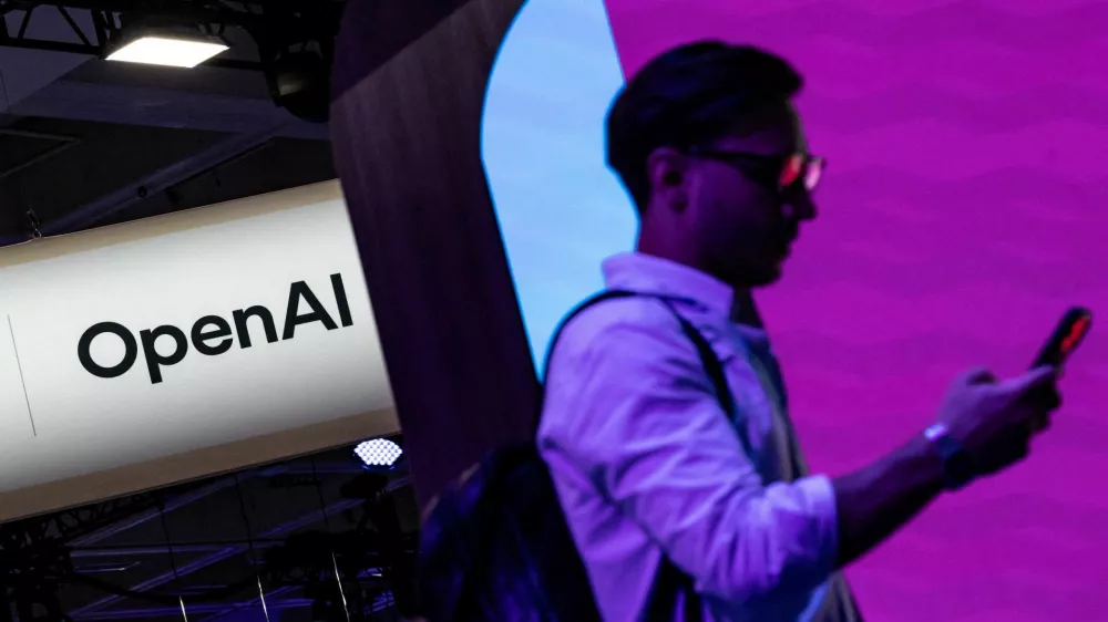 FILE PHOTO: A man walks past an OpenAI booth at Moscone Center during the Dreamforce 2026 technology summit in San Francisco, California, US, September 17, 2026. REUTERS/Carlos Barria/File Photo / Foto: Carlos Barria