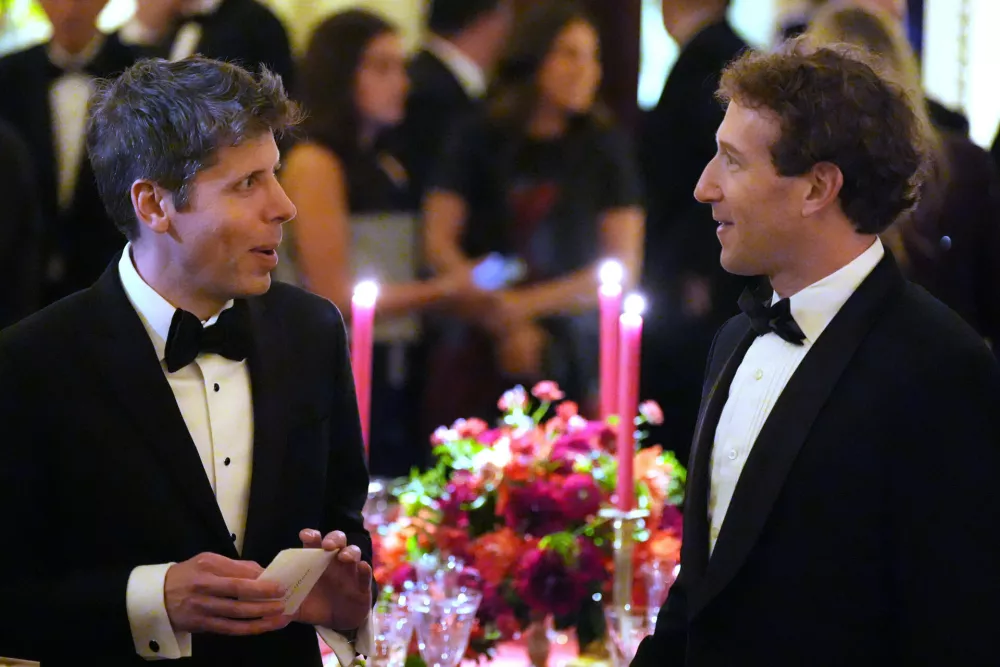 OpenAI CEO Sam Altman talks with Facebook CEO Mark Zuckerberg as President Donald Trump hosts a State Dinner for China's President Xi Jinping in the East Room of the White House, Thursday, Sept. 24, 2026, in Washington. (AP Photo/Alex Brandon) / Foto: Alex Brandon
