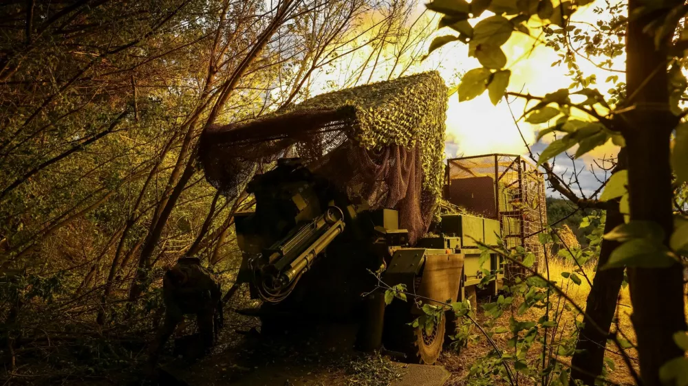 An artilleryman of the 147th Separate Artillery Brigade of the 7th Rapid Reaction Corps of the Air Assault Forces of the Ukrainian Armed Forces fires a CAESAR self-propelled howitzer towards Russian troops at a position on the front line, amid Russia's attack on Ukraine, in Donetsk region, Ukraine September 24, 2026. REUTERS/Anatolii Stepanov